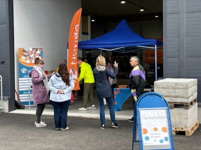 Valokuva kuvituskuva avoimien ovien tapahtumasta logistiikka-alan toimipisteeltä, jossa pääsi tutustumaan toimintaan